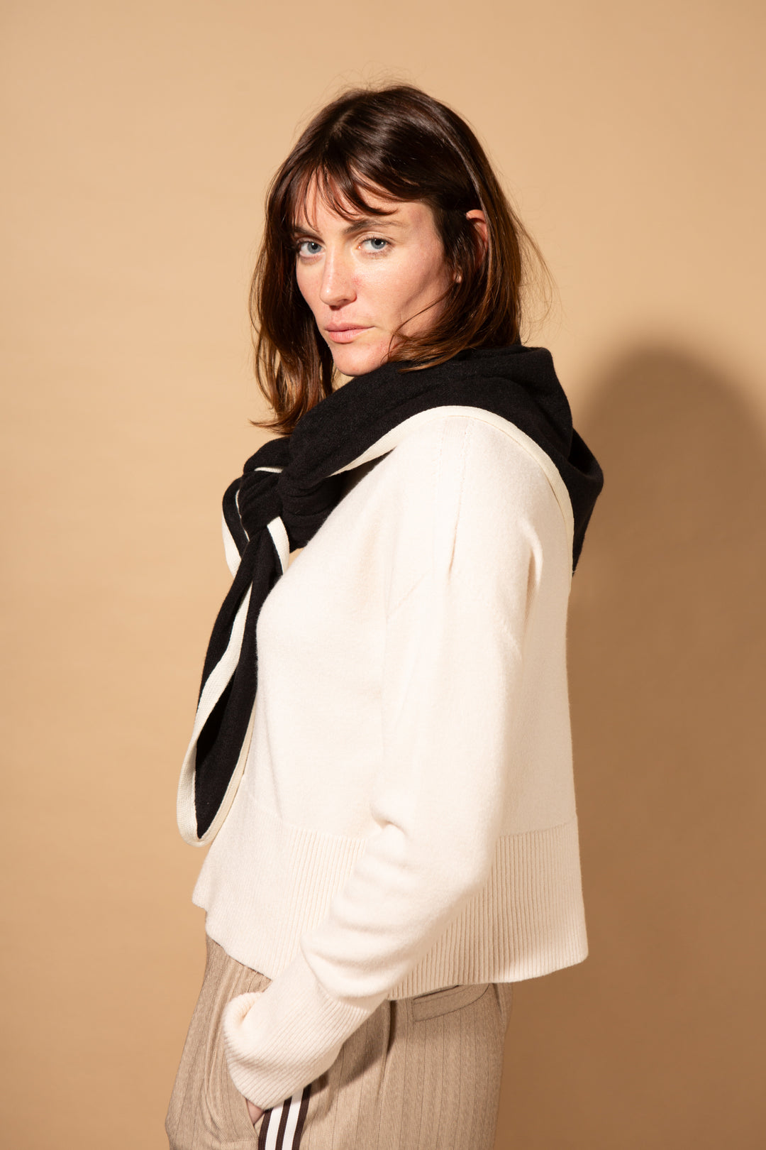 Contrast Edge Triangle Scarf