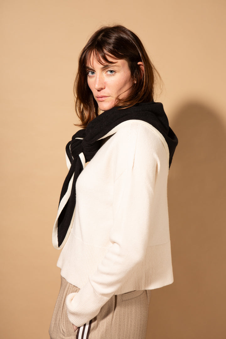 Contrast Edge Triangle Scarf