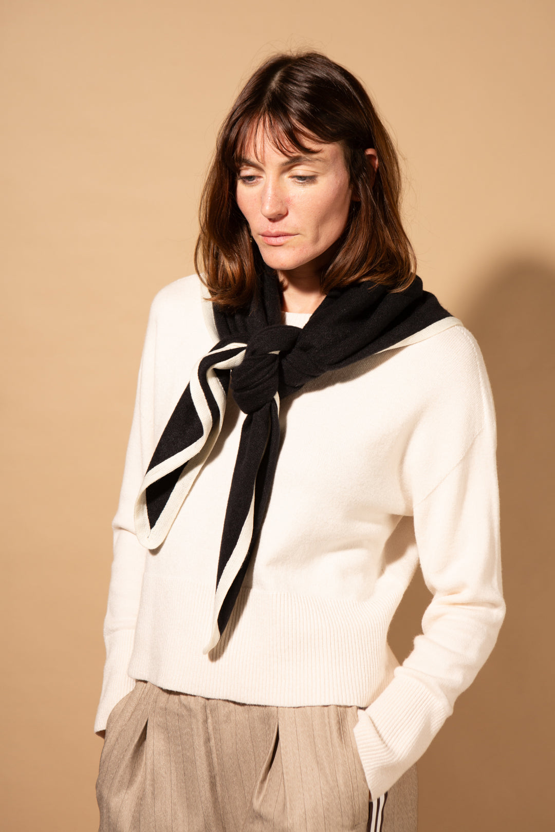 Contrast Edge Triangle Scarf