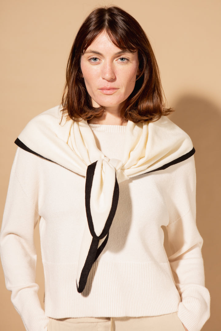 Contrast Edge Triangle Scarf