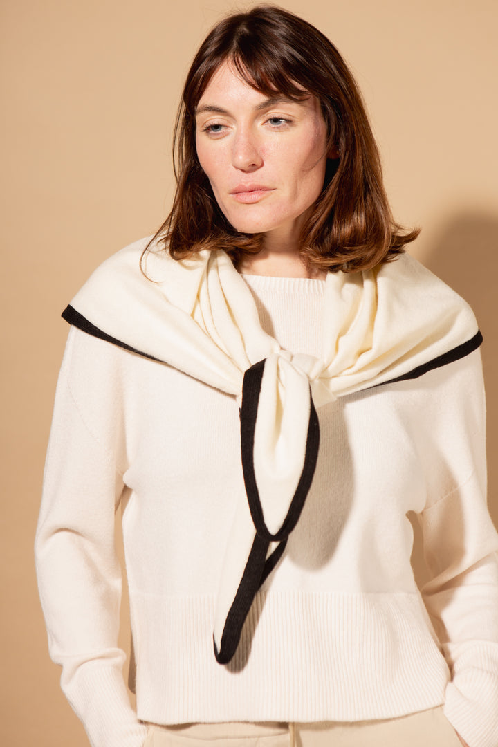 Contrast Edge Triangle Scarf