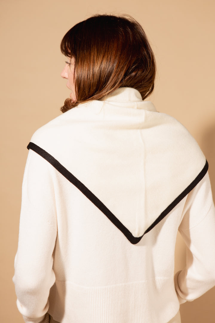 Contrast Edge Triangle Scarf