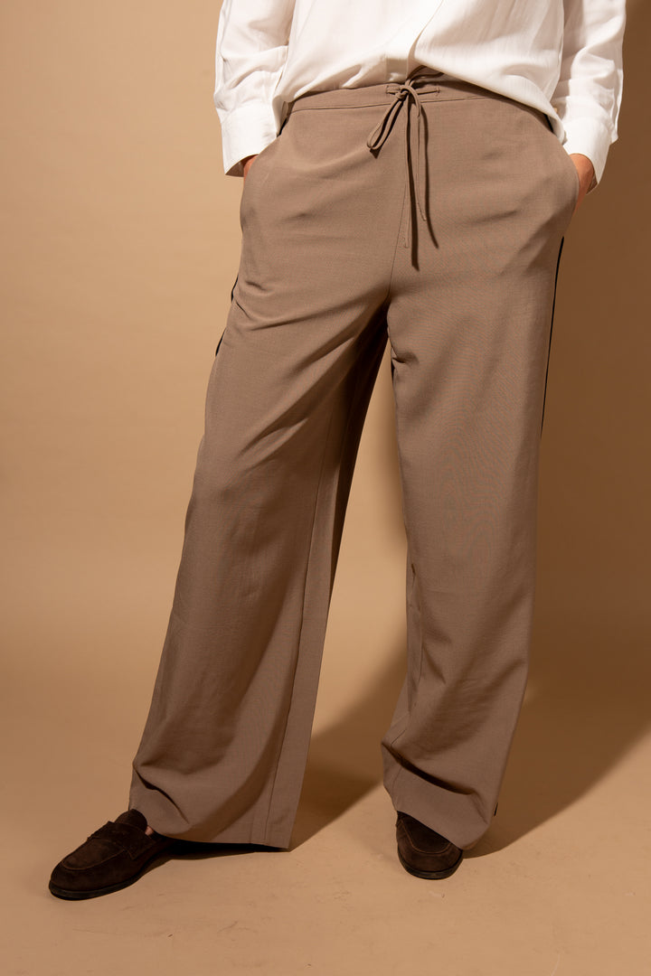 Wide Leg Piped Trouser
