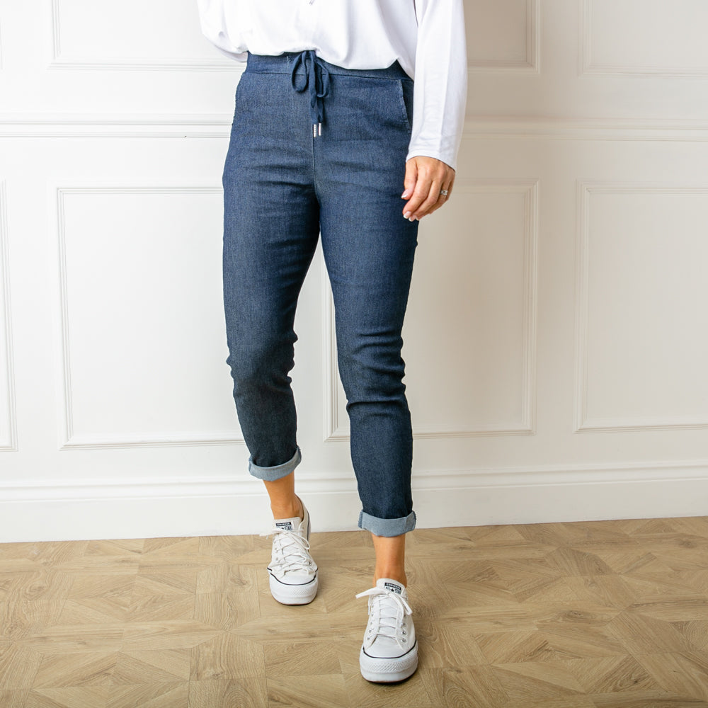 The stretch jeans in dark blue with side pockets and a bottom hem which can be rolled up or down