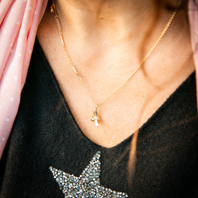    Bea-womens-necklace-fine-chain-bee-pendant-gold